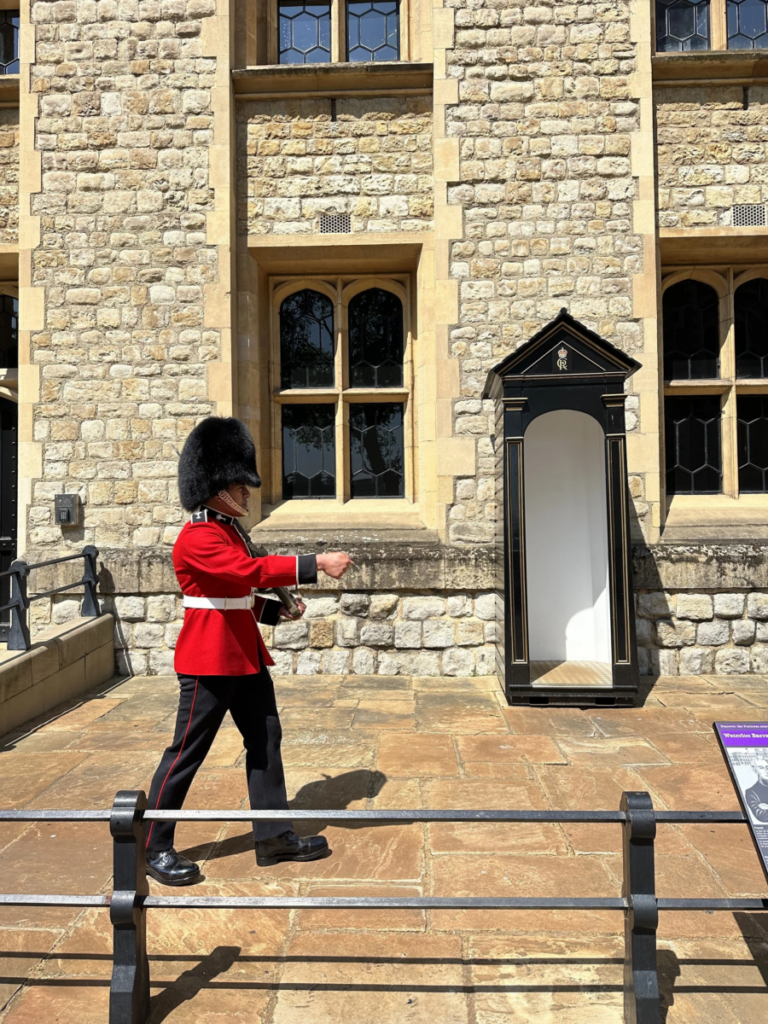 How To Spend 2 Days In London, England Travel Itinerary Arriving At The International Airport, Short History, 10 Things To Do travelanycountry